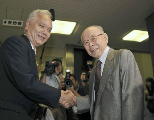 名大校長與諾獎得主赤崎勇在記者會上 名大校長與諾獎得主赤崎勇在記者會上
