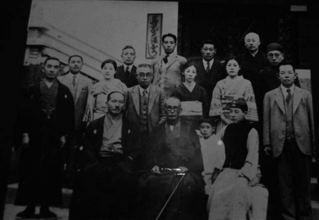 川島芳子(前排右一)與中日家人合影 川島芳子(前排右一)與中日家人合影