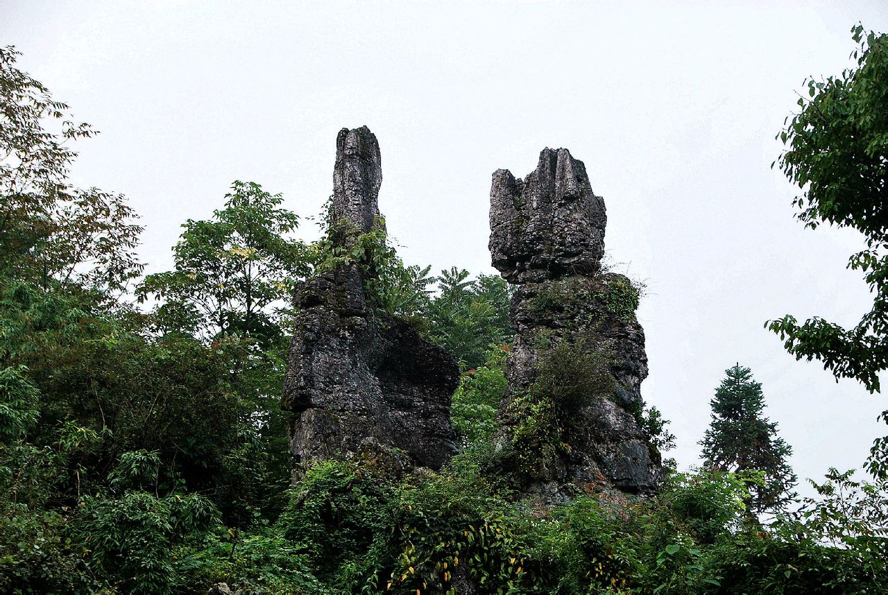 華鎣山夫妻石 華鎣山夫妻石