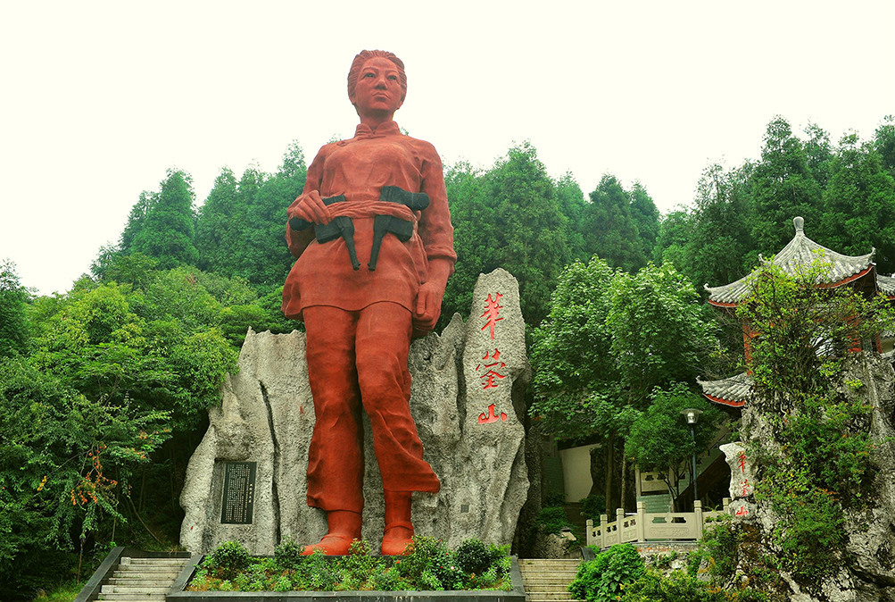 華鎣山——雙槍老太婆巨型塑像 華鎣山——雙槍老太婆巨型塑像